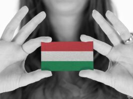 Femme portant le drapeau de la citoyenneté hongroise