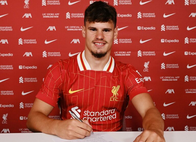 Milos Kerkez signe à Liverpool