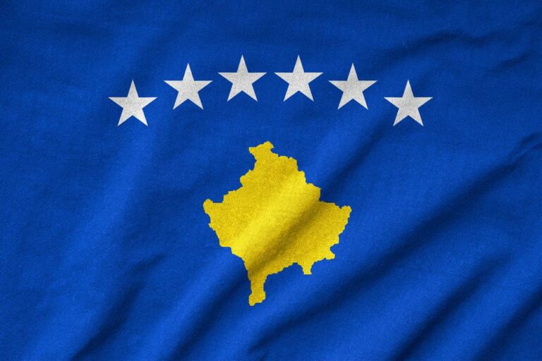 Steagul Kosovo încrețit