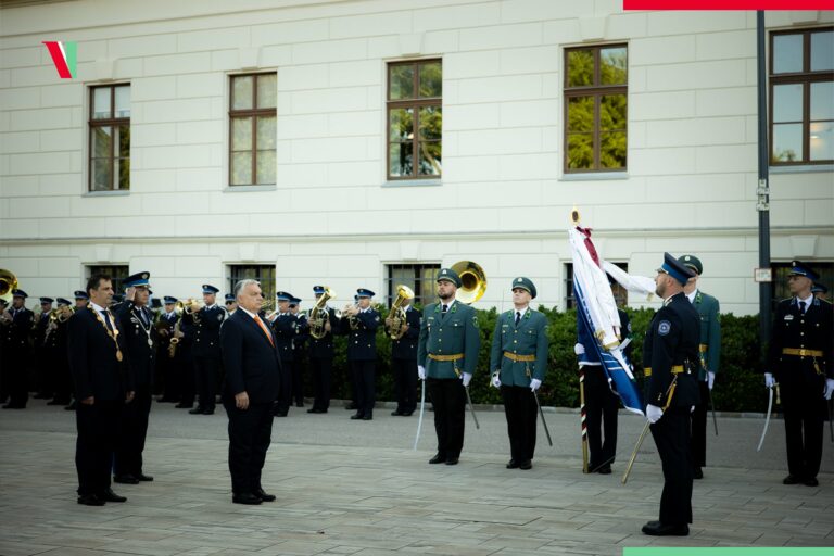 Libertatea poliției de către Orbán