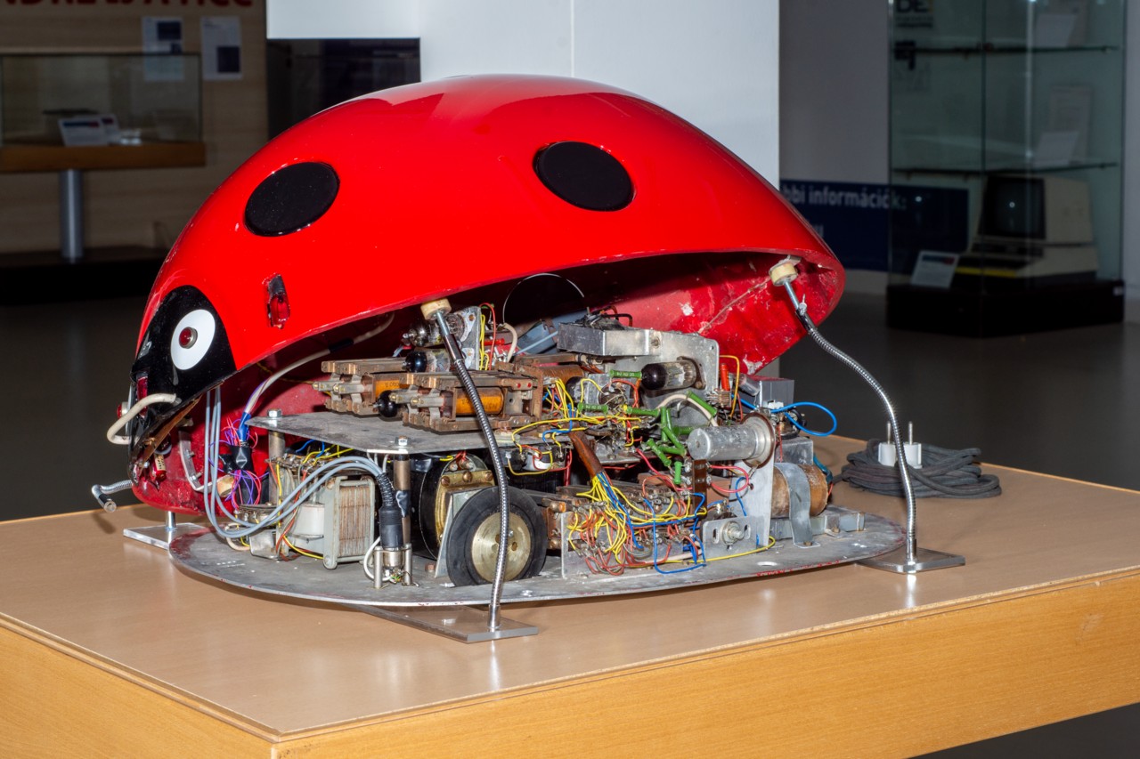 Mariquita de Szeged, el primer robot húngaro que aprende cibernética