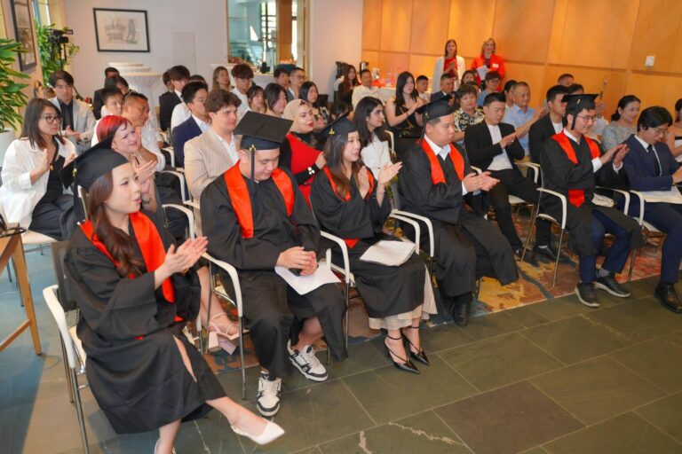 La première cérémonie de remise des diplômes d'études secondaires de l'Ontario à Budapest