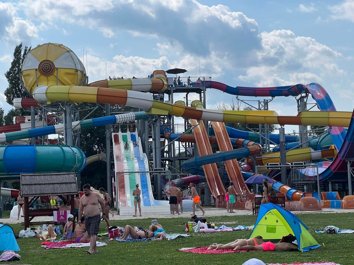 Aquacinema Kisvárda csúszó park víz szórakoztató adrenalin