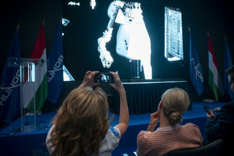 Axiom-4 – Le vaisseau spatial Dragon de SpaceX se désamarre de l'ISS, l'astronaute hongrois rentre chez lui