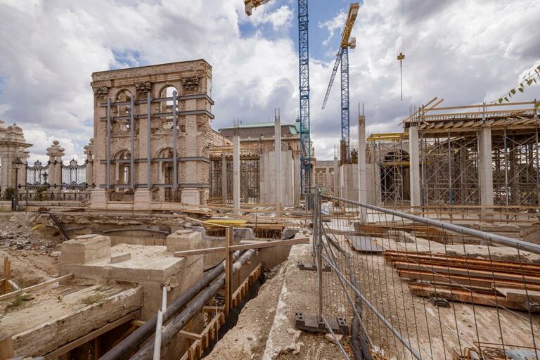 L'aile nord du château de Buda est en cours de reconstruction en béton armé