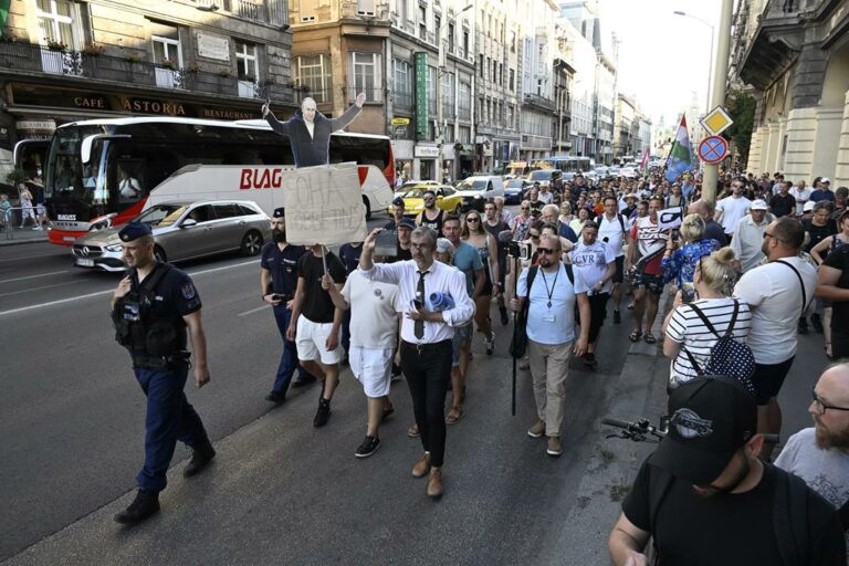 Le député Hadházy continue de manifester au centre-ville de Budapest