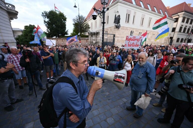 Le député Hadházy manifeste au centre-ville de Budapest
