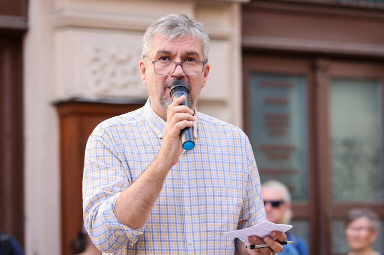ákos hadházy 抗議布達佩斯奧爾班