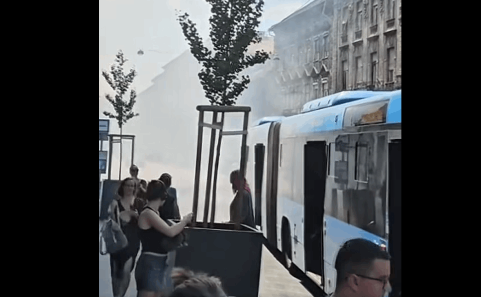 BKV bus breakdown Budapest passengers trapped