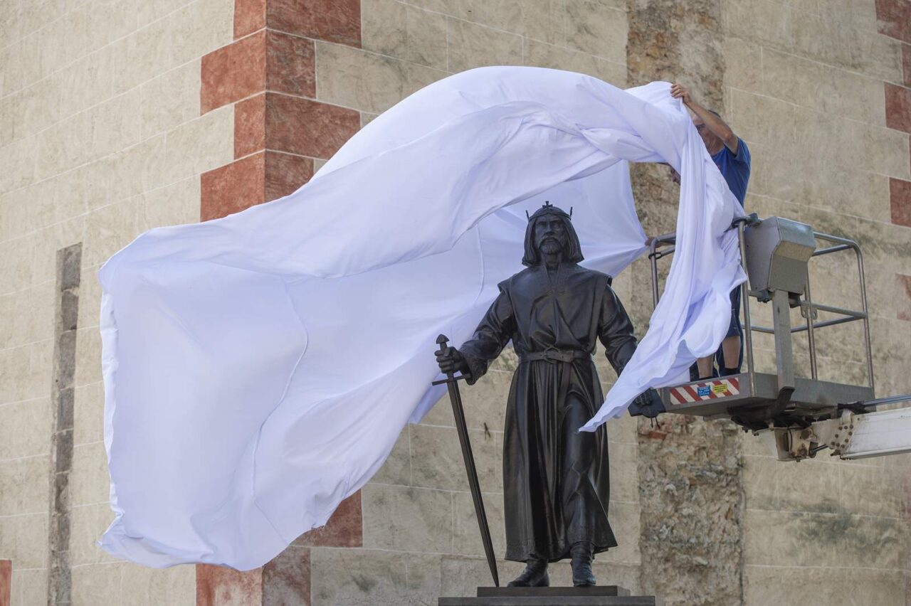 Banská Bystrica IV Béla statue, Kálmán was his younger brother