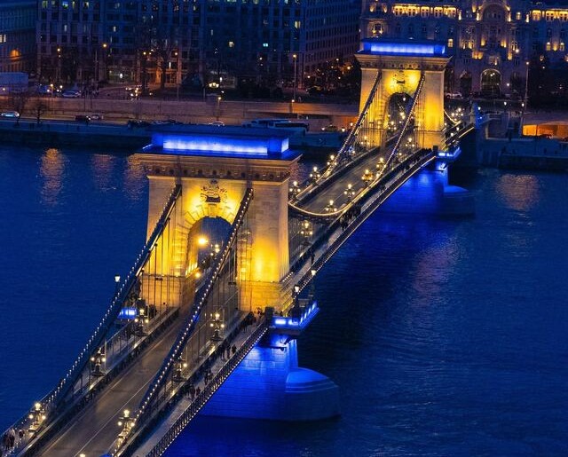 Fidesz finds it “outrageous” that Budapest Chain Bridge was lit up in Ukrainian colours