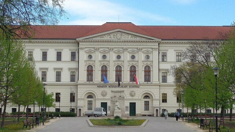 Controversia sobre la Universidad Nacional de Servicio Público de Hungría
