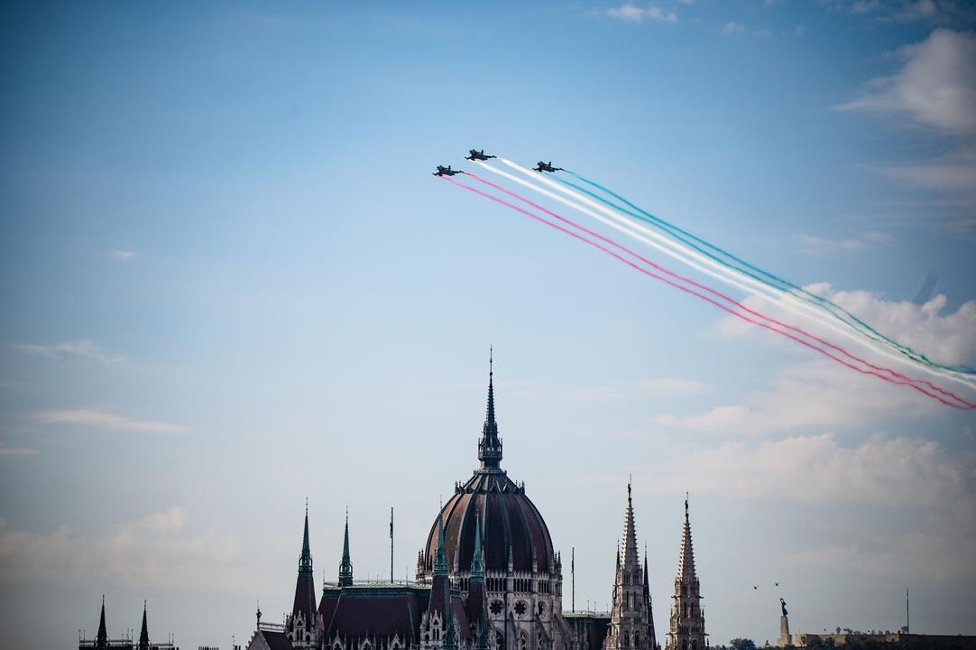 Spectacular Budapest air show vows visitors