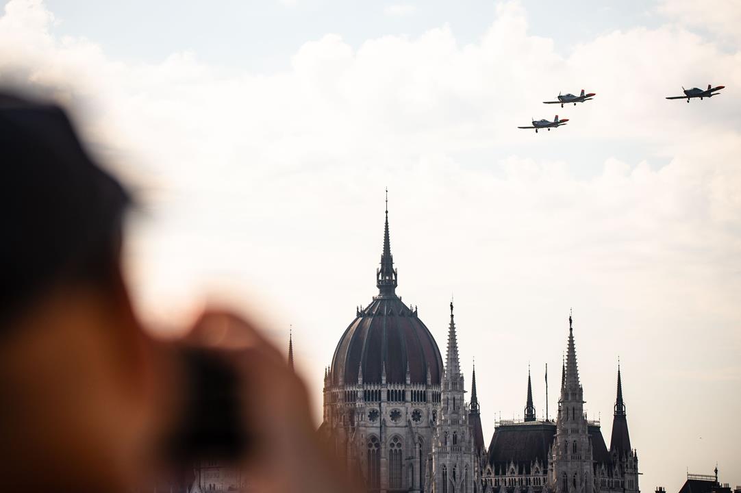 Spectacular Budapest air show vows visitors