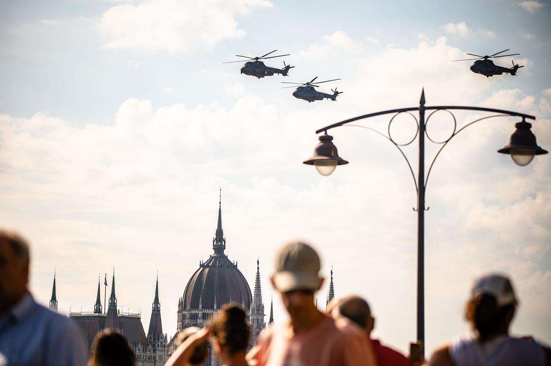 Spectacular Budapest air show vows visitors
