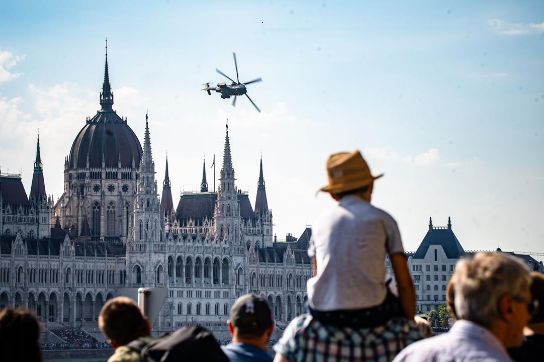 Spectacular Budapest air show vows visitors