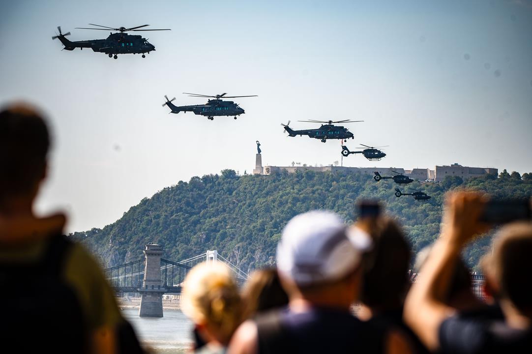 Spectacular Budapest air show vows visitors