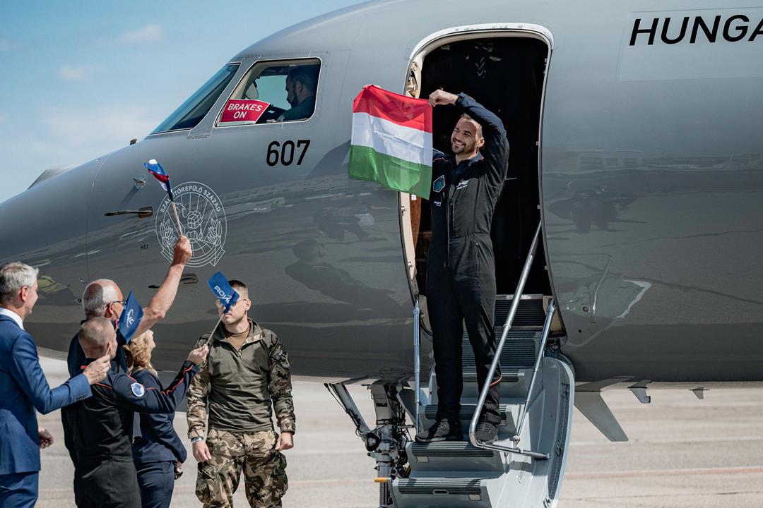 Budapest Airport welcomes 2 Hungarian astronauts as small country makes big impact