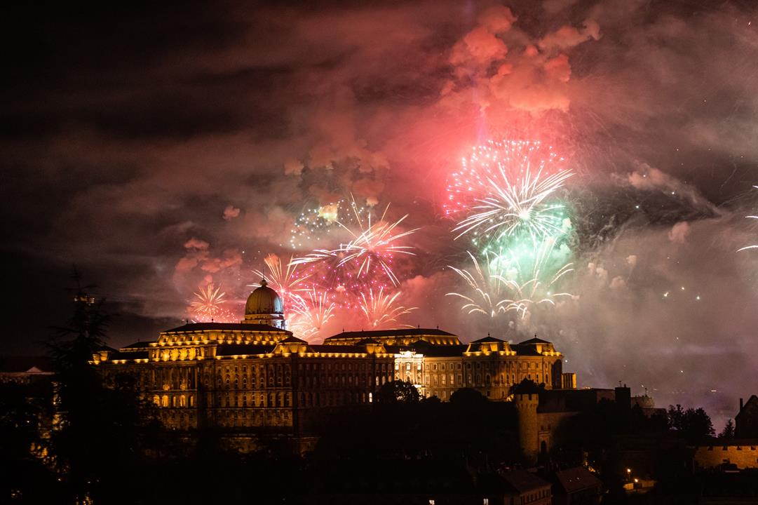 fireworks Buda Castle August 20 sunny weather cold front