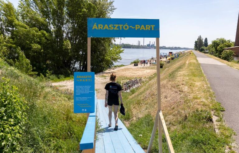 Une nouvelle plage gratuite sur le Danube a ouvert à Budapest, Hongrie.