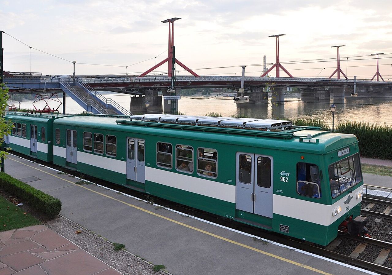 suburban rail renovation Budapest Gödöllő Csömör metro