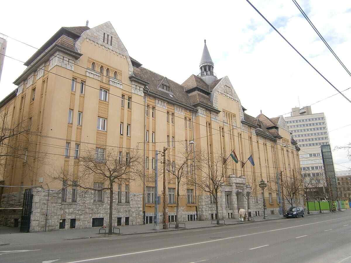 Népszálló worker housing renting bed Budapest