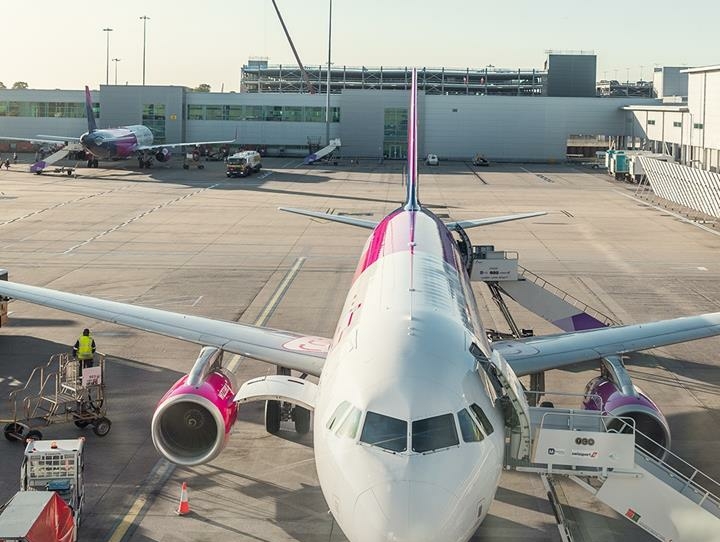 Wizz Air London plane flight airport travel panic